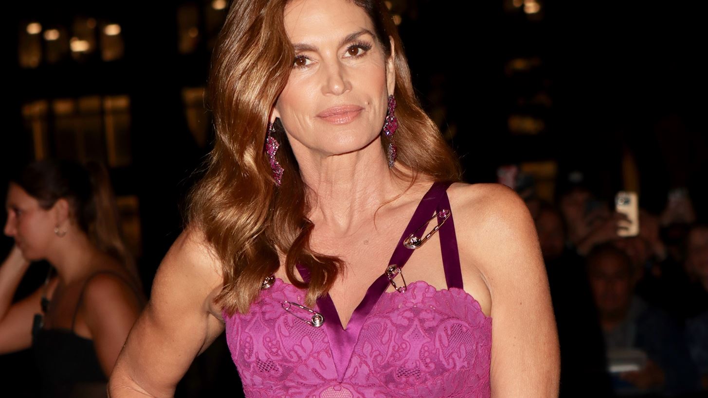 Cindy Crawford | T&#x3BF; &#x3B1;&#x3B3;&#x3B1;&#x3C0;&#x3B7;&#x3BC;&#x3AD;&#x3BD;&#x3BF; &#x3C4;&#x3B7;&#x3C2; &#x3C0;&#x3BF;&#x3BB;&#x3C5;&#x3C4;&#x3B5;&#x3BB;&#x3AD;&#x3C2; &#x3AC;&#x3C1;&#x3C9;&#x3BC;&#x3B1; &#x3AD;&#x3C7;&#x3B5;&#x3B9; &#x3BC;&#x3B9;&#x3B1; &#x3B5;&#x3C3;&#x3AC;&#x3BD;&#x3C2; &#x3B6;&#x3BF;&#x3C5;&#x3BC;&#x3B5;&#x3C1;&#x3CE;&#x3BD; &#x3C6;&#x3C1;&#x3BF;&#x3CD;&#x3C4;&#x3C9;&#x3BD; &#x3BA;&#x3B1;&#x3B9; &#x3B3;&#x3B9;&#x3B1;&#x3C3;&#x3B5;&#x3BC;&#x3B9;&#x3BF;&#x3CD;