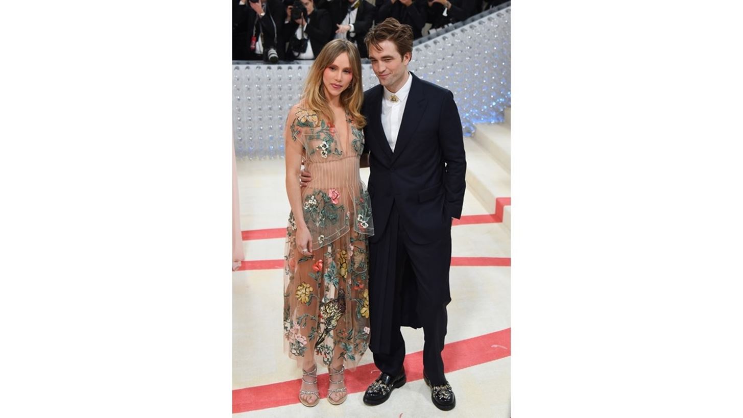 Suki Waterhouse | Η κομψή εμφάνιση με την φουσκωμένη κοιλίτσα της
