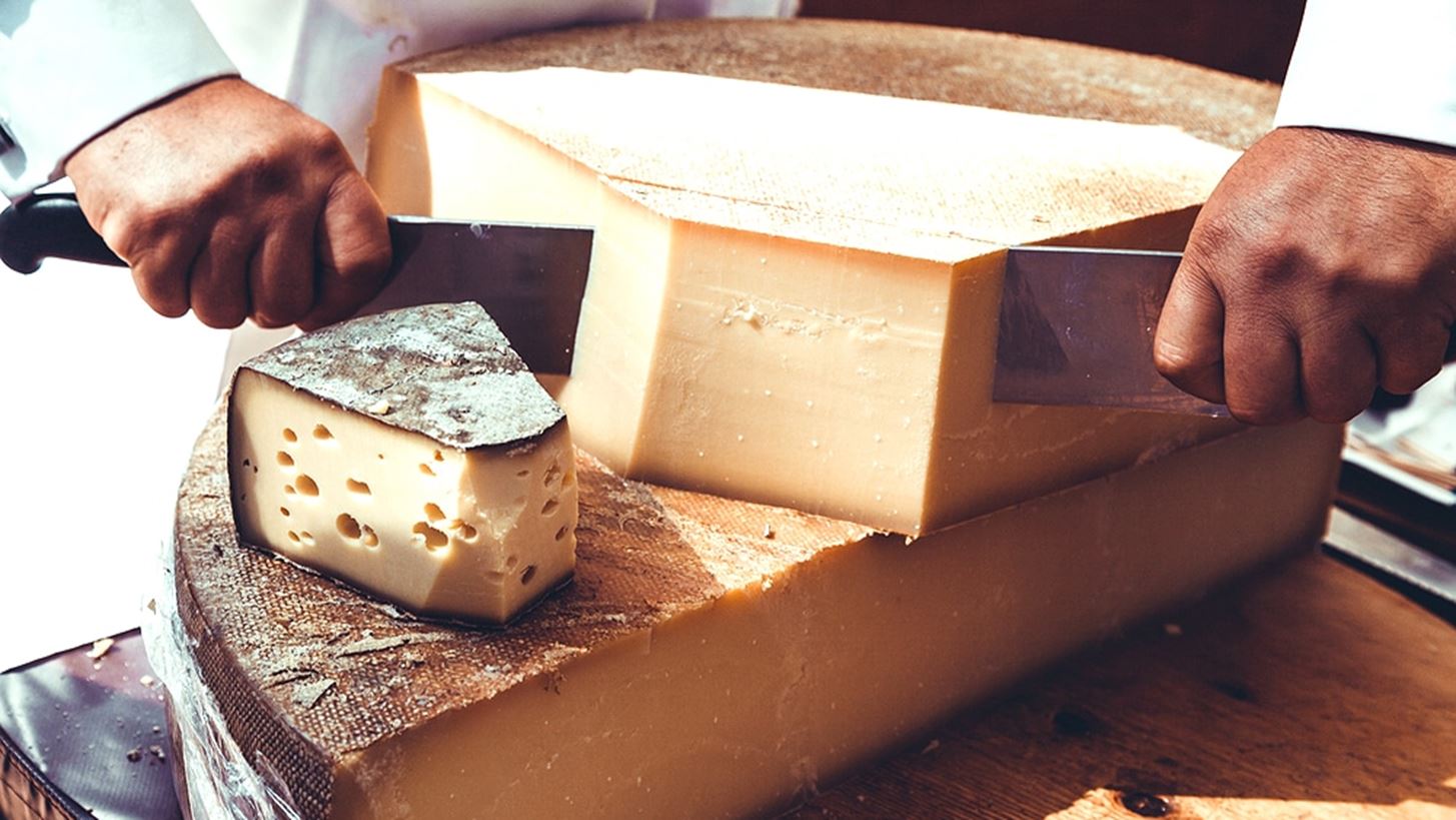 Γιατί όσοι τρώνε πολύ τυρί είναι πιο αδύνατοι
