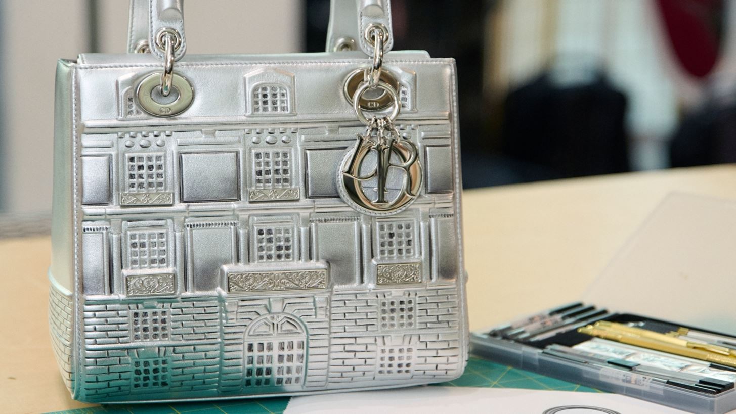 &#x39F; &#x3BF;&#x3AF;&#x3BA;&#x3BF;&#x3C2; Dior &#x3C4;&#x3B9;&#x3BC;&#x3AC; &#x3C4;&#x3BF; legacy &#x3C4;&#x3B7;&#x3C2; &#x3B9;&#x3C3;&#x3C4;&#x3BF;&#x3C1;&#x3B9;&#x3BA;&#x3AE;&#x3C2; &#x3B4;&#x3B9;&#x3B5;&#x3CD;&#x3B8;&#x3C5;&#x3BD;&#x3C3;&#x3AE;&#x3C2; &#x3C4;&#x3BF;&#x3C5; &#x3C3;&#x3C4;&#x3B7;&#x3BD; &#x3BF;&#x3B4;&#x3CC; Montaigne &#x3BC;&#x3B5; &#x3BC;&#x3AF;&#x3B1; &#x3C4;&#x3C3;&#x3AC;&#x3BD;&#x3C4;&#x3B1; &#x3C0;&#x3BF;&#x3C5; &#x3BC;&#x3BF;&#x3B9;&#x3AC;&#x3B6;&#x3B5;&#x3B9; &#x3BC;&#x3B5; &#x3BA;&#x3BF;&#x3C5;&#x3BA;&#x3BB;&#x3CC;&#x3C3;&#x3C0;&#x3B9;&#x3C4;&#x3BF;