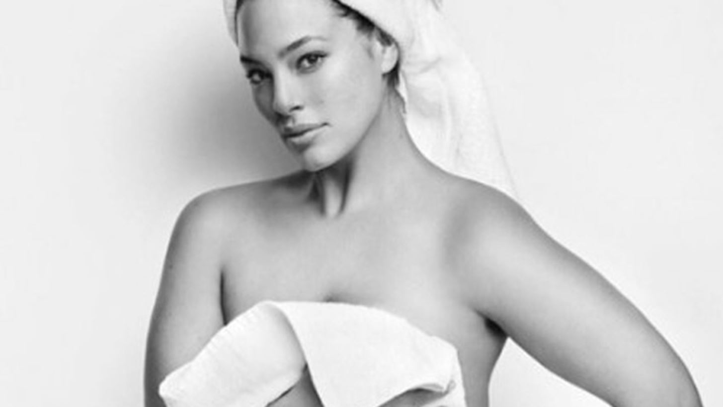 H Ashley Graham &#x3C0;&#x3BF;&#x3B6;&#x3AC;&#x3C1;&#x3B5;&#x3B9; &#x3BC;&#x3CC;&#x3BD;&#x3BF; &#x3BC;&#x3B5; &#x3BC;&#x3AF;&#x3B1; &#x3BB;&#x3B5;&#x3C5;&#x3BA;&#x3AE; &#x3C0;&#x3B5;&#x3C4;&#x3C3;&#x3AD;&#x3C4;&#x3B1;