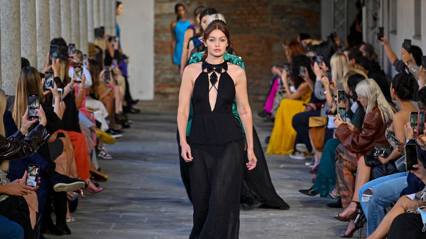 Milan Fashion Week | &#x3A4;&#x3B1; highlights &#x3B1;&#x3C0;&#x3CC; &#x3C4;&#x3B9;&#x3C2; &#x3C3;&#x3C5;&#x3BB;&#x3BB;&#x3BF;&#x3B3;&#x3AD;&#x3C2; &#x3B3;&#x3B9;&#x3B1; &#x3C4;&#x3B7; &#x3C3;&#x3B5;&#x3B6;&#x3CC;&#x3BD; &#x386;&#x3BD;&#x3BF;&#x3B9;&#x3BE;&#x3B7;/&#x39A;&#x3B1;&#x3BB;&#x3BF;&#x3BA;&#x3B1;&#x3AF;&#x3C1;&#x3B9; 2022