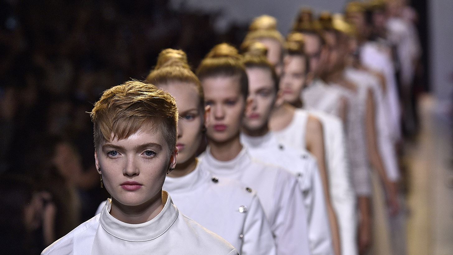Inside Dior | &#x397; &#x3C3;&#x3B5;&#x3B9;&#x3C1;&#x3AC; &#x3BD;&#x3C4;&#x3BF;&#x3BA;&#x3B9;&#x3BC;&#x3B1;&#x3BD;&#x3C4;&#x3AD;&#x3C1; &#x3C0;&#x3BF;&#x3C5; &#x3BC;&#x3B1;&#x3C2; &#x3B2;&#x3AC;&#x3B6;&#x3B5;&#x3B9; &#x3C3;&#x3C4;&#x3BF; &#x3C3;&#x3CD;&#x3BC;&#x3C0;&#x3B1;&#x3BD; &#x3C4;&#x3BF;&#x3C5; &#x3BF;&#x3AF;&#x3BA;&#x3BF;&#x3C5; Dior &#x3BA;&#x3AC;&#x3BD;&#x3B5;&#x3B9; &#x3C0;&#x3C1;&#x3B5;&#x3BC;&#x3B9;&#x3AD;&#x3C1;&#x3B1; &#x3C3;&#x3C4;&#x3B7;&#x3BD; &#x3B5;&#x3BB;&#x3BB;&#x3B7;&#x3BD;&#x3B9;&#x3BA;&#x3AE; &#x3C4;&#x3B7;&#x3BB;&#x3B5;&#x3CC;&#x3C1;&#x3B1;&#x3C3;&#x3B7;