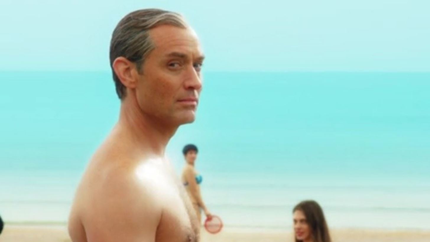 O Jude Law &#x3BC;&#x3B5; speedo &#x3C3;&#x3C4;&#x3BF; &#x3C4;&#x3C1;&#x3AD;&#x3B9;&#x3BB;&#x3B5;&#x3C1; &#x3C4;&#x3BF;&#x3C5; &quot;The New Pope&quot;