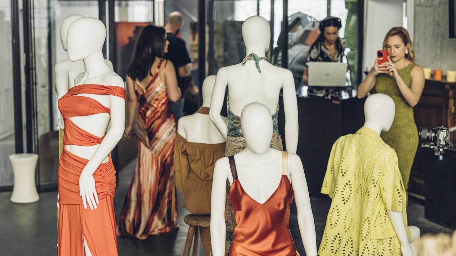 &#x3A4;&#x3BF; brand &quot;Mallory The Label&quot; &#x3B1;&#x3C0;&#x3BF;&#x3BA;&#x3AC;&#x3BB;&#x3C5;&#x3C8;&#x3B5; &#x3C4;&#x3B7; &#x3BD;&#x3AD;&#x3B1; SS&#x27; 24 collection Nom&#x3AC;s &#x3C3;&#x3C4;&#x3BF; &#x3B1;&#x3C0;&#x3CC;&#x3BB;&#x3C5;&#x3C4;&#x3BF; fashion party &#x3C4;&#x3B7;&#x3C2; &#x3C3;&#x3B5;&#x3B6;&#x3CC;&#x3BD;