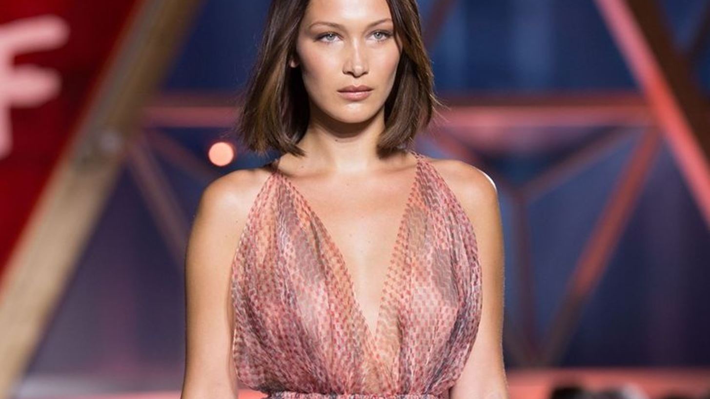 Bella Hadid: &#x388;&#x3B4;&#x3B5;&#x3B9;&#x3C7;&#x3BD;&#x3B5; &#x3B5;&#x3BA;&#x3B8;&#x3B1;&#x3BC;&#x3B2;&#x3C9;&#x3C4;&#x3B9;&#x3BA;&#x3AE; &#x3BC;&#x3AD;&#x3C3;&#x3B1; &#x3C3;&#x3C4;&#x3BF; Dior &#x3C6;&#x3CC;&#x3C1;&#x3B5;&#x3BC;&#x3AC; &#x3C4;&#x3B7;&#x3C2;