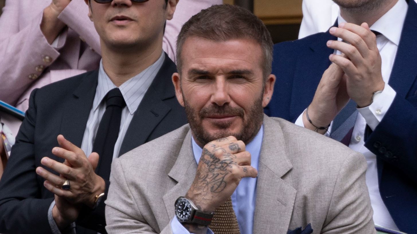 David Beckham | &#x397; &#x3B3;&#x3C5;&#x3BD;&#x3B1;&#x3AF;&#x3BA;&#x3B1; &#x3C0;&#x3BF;&#x3C5; &#x3C4;&#x3BF;&#x3BD; &#x3C3;&#x3C5;&#x3BD;&#x3BF;&#x3B4;&#x3B5;&#x3CD;&#x3B5;&#x3B9; &#x3C0;&#x3AC;&#x3BD;&#x3C4;&#x3B1; &#x3C3;&#x3C4;&#x3BF; Wimbledon