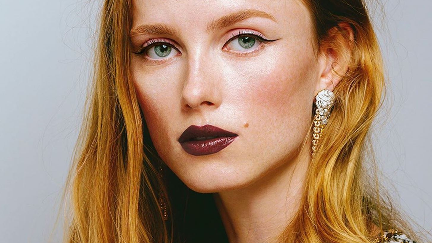 Punk Beauty | &#x397; &#x3BD;&#x3AD;&#x3B1; &#x3C4;&#x3AC;&#x3C3;&#x3B7; &#x3C3;&#x3C4;&#x3BF; &#x3BC;&#x3B1;&#x3BA;&#x3B9;&#x3B3;&#x3B9;&#x3AC;&#x3B6; &#x3BC;&#x3B5; &#x3C4;&#x3B7;&#x3BD; &#x3C5;&#x3C0;&#x3BF;&#x3B3;&#x3C1;&#x3B1;&#x3C6;&#x3AE; &#x3C4;&#x3BF;&#x3C5; &#x3BF;&#x3AF;&#x3BA;&#x3BF;&#x3C5; Chanel