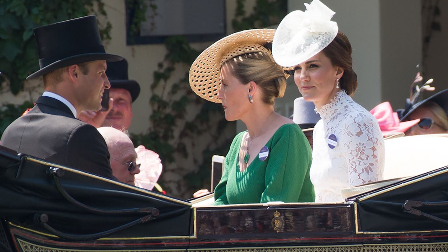 Royal Ascot 2017: &#x3A4;&#x3B1; &#x3B5;&#x3BD;&#x3C4;&#x3C5;&#x3C0;&#x3C9;&#x3C3;&#x3B9;&#x3B1;&#x3BA;&#x3AC; &#x3BA;&#x3B1;&#x3C0;&#x3AD;&#x3BB;&#x3B1; &#x3C0;&#x3BF;&#x3C5; &#x3AD;&#x3BA;&#x3BB;&#x3B5;&#x3C8;&#x3B1;&#x3BD; &#x3C4;&#x3B7;&#x3BD; &#x3C0;&#x3B1;&#x3C1;&#x3AC;&#x3C3;&#x3C4;&#x3B1;&#x3C3;&#x3B7;