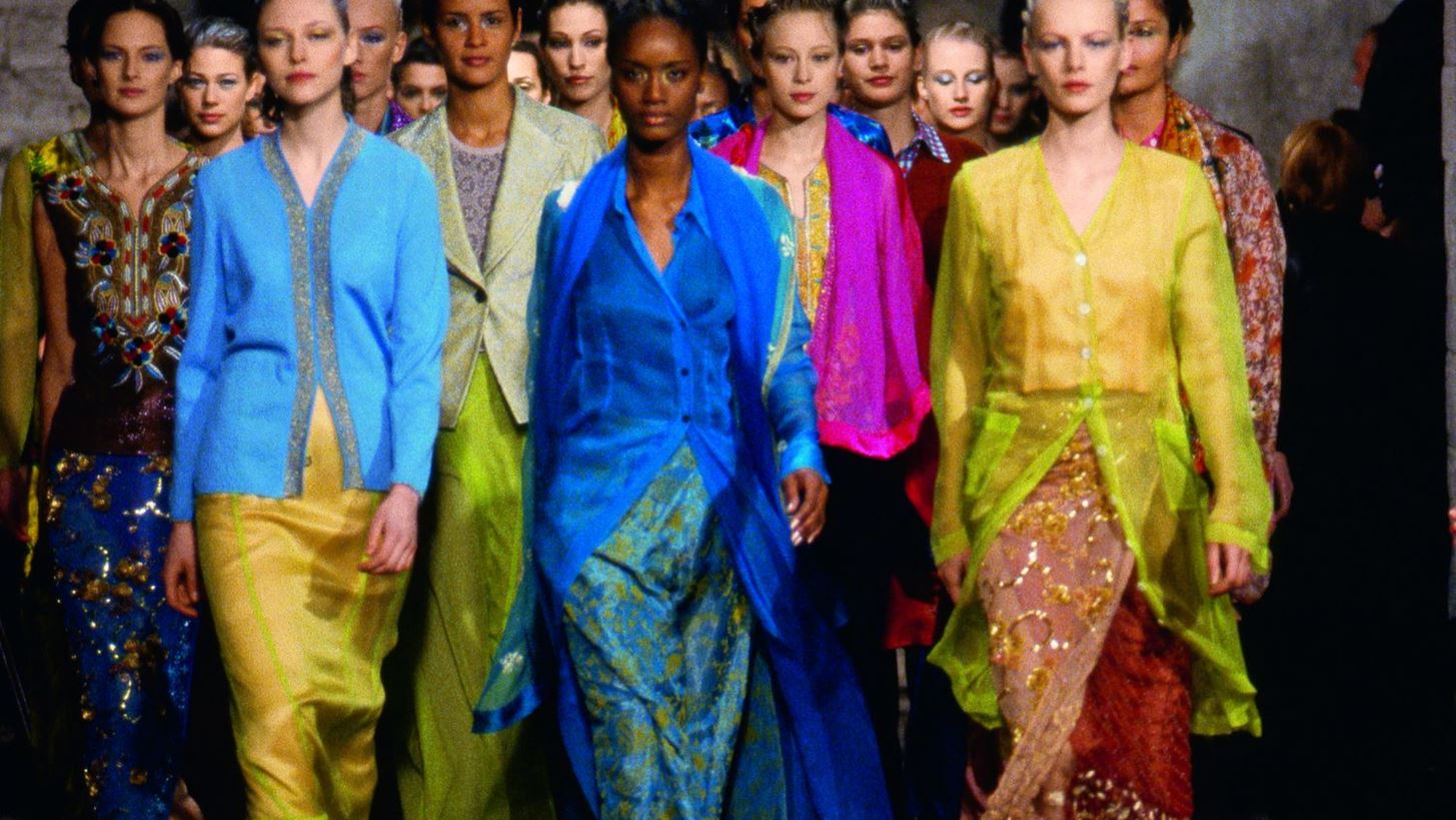 O Dries Van Noten &#x3B3;&#x3B9;&#x3BF;&#x3C1;&#x3C4;&#x3AC;&#x3B6;&#x3B5;&#x3B9; 100 &#x3C3;&#x3C5;&#x3BB;&#x3BB;&#x3BF;&#x3B3;&#x3AD;&#x3C2; &#x3C4;&#x3BF;&#x3C5; &#x3BC;&#x3B5; &#x3B4;&#x3CD;&#x3BF; &#x3C5;&#x3C0;&#x3AD;&#x3C1;&#x3BF;&#x3C7;&#x3B1; coffee table books