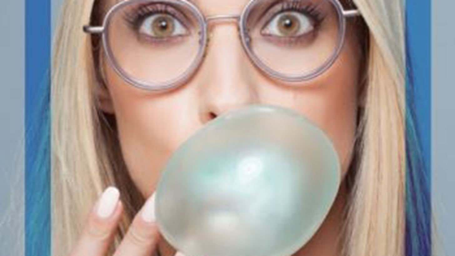 Μαντώ Γαστεράτου | Φωτογραφίζεται με τα γυαλιά οράσεως που λατρέψαμε