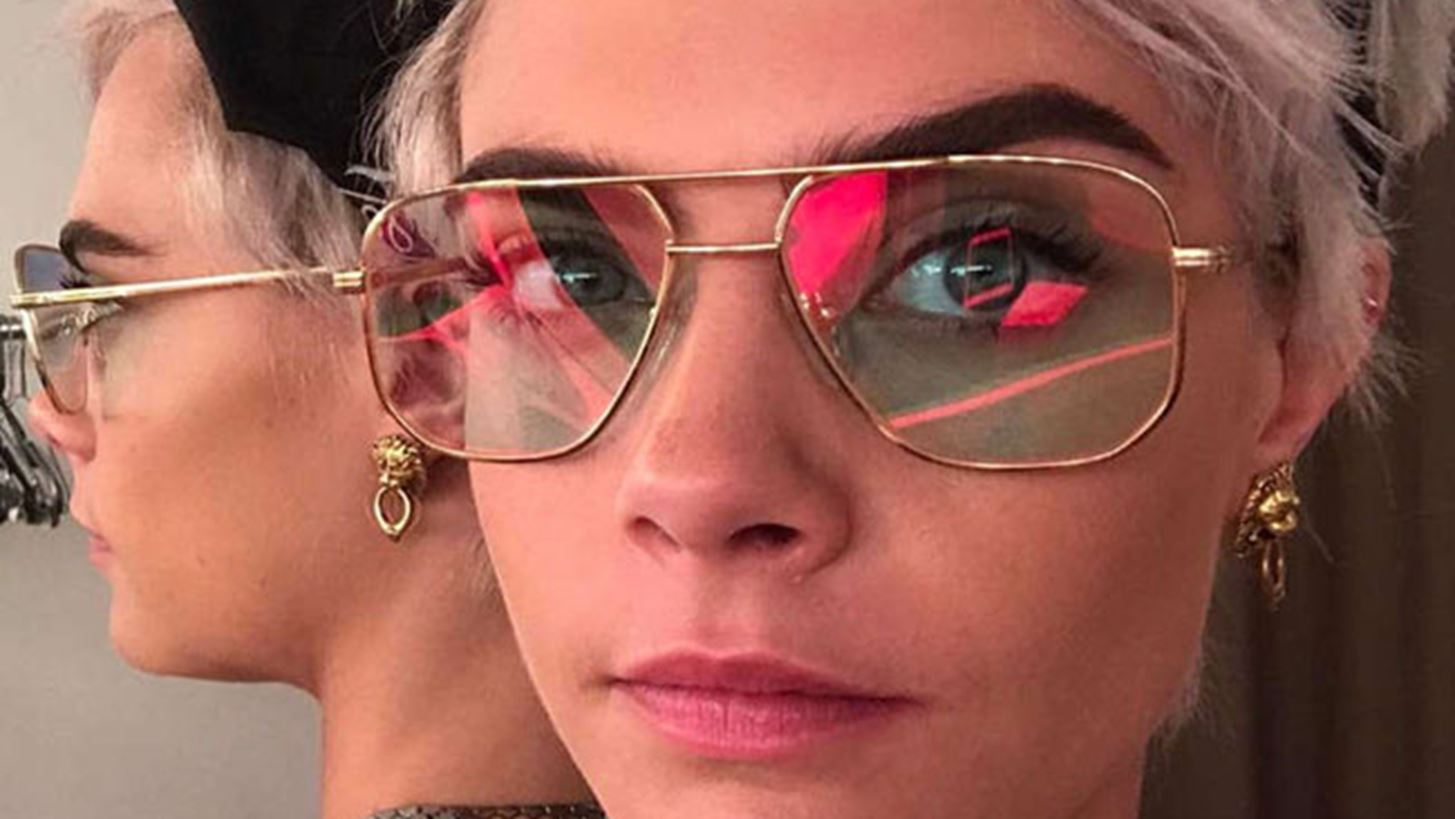 Cara Delevingne: &#x3A7;&#x3C9;&#x3C1;&#x3AF;&#x3C2; &#x3AF;&#x3C7;&#x3BD;&#x3BF;&#x3C2; &#x3C4;&#x3C1;&#x3AF;&#x3C7;&#x3B1;&#x3C2; &#x3C3;&#x3C4;&#x3BF; &#x3BA;&#x3B5;&#x3C6;&#x3AC;&#x3BB;&#x3B9; &#x3C4;&#x3B7;&#x3C2;! (&#x3C6;&#x3C9;&#x3C4;&#x3BF;&#x3B3;&#x3C1;&#x3B1;&#x3C6;&#x3AF;&#x3B1;)