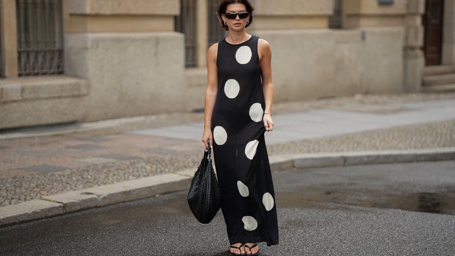 Αυτό το πουά midi φόρεμα από τη Zara είναι το ιδανικό transitional piece για το φθινόπωρο