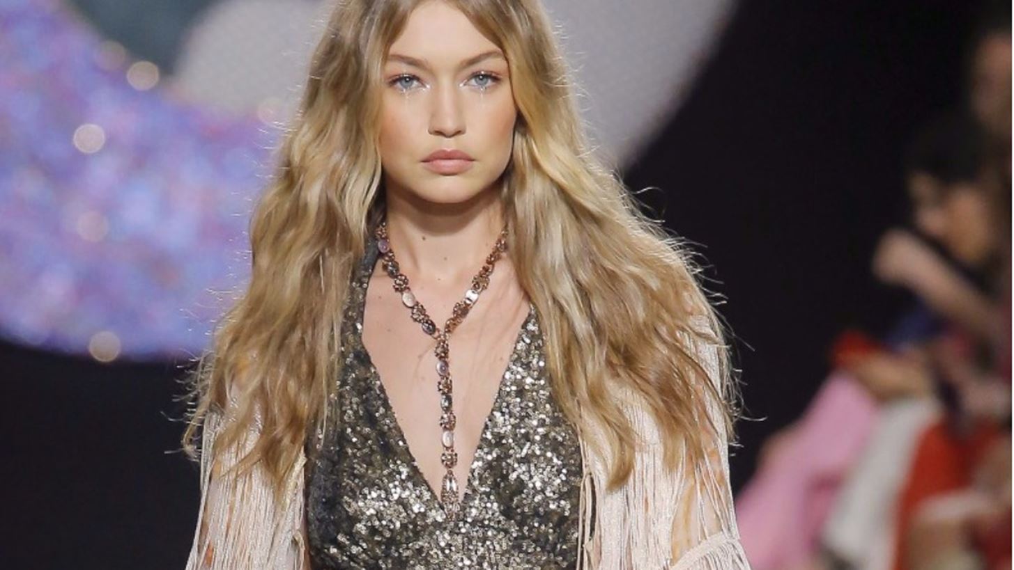 &#x397; &#x3B1;&#x3C4;&#x3C5;&#x3C7;&#x3AE;&#x3C2; &#x3C3;&#x3C4;&#x3B9;&#x3B3;&#x3BC;&#x3AE; &#x3C4;&#x3B7;&#x3C2; Gigi Hadid &#x3C3;&#x3C4;&#x3BF; catwalk &#x3C4;&#x3B7;&#x3C2; Anna Sui