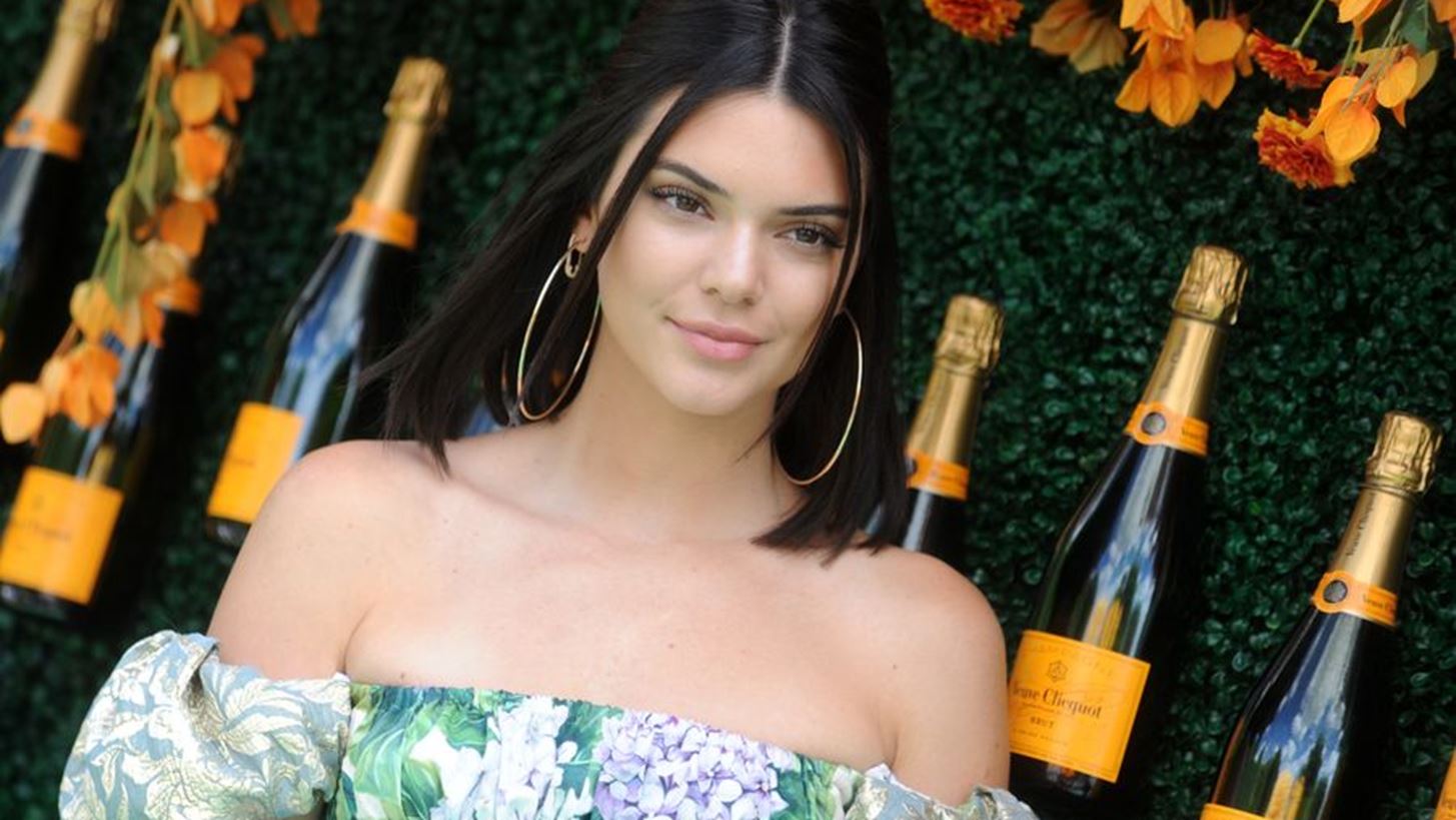 H Kendall Jenner &#x3C6;&#x3BF;&#x3C1;&#x3AC; &#x3C4;&#x3BF; &#x3C0;&#x3B9;&#x3BF; stylish bikini &#x3C4;&#x3BF;&#x3C5; &#x3BA;&#x3B1;&#x3BB;&#x3BF;&#x3BA;&#x3B1;&#x3B9;&#x3C1;&#x3B9;&#x3BF;&#x3CD;