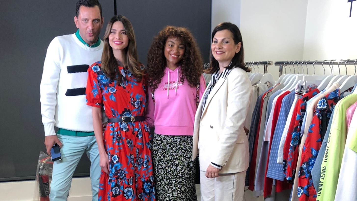 &#x38C;&#x3C3;&#x3B1; &#x3AD;&#x3B3;&#x3B9;&#x3BD;&#x3B1;&#x3BD; &#x3C3;&#x3C4;&#x3BF; &#x3C0;&#x3C1;&#x3CE;&#x3C4;&#x3BF; Tommy Hilfiger Livestream Shopping Event &#x3C3;&#x3C4;&#x3B7;&#x3BD; &#x395;&#x3BB;&#x3BB;&#x3AC;&#x3B4;&#x3B1; &#x3BC;&#x3B5; &#x3BF;&#x3B9;&#x3BA;&#x3BF;&#x3B4;&#x3AD;&#x3C3;&#x3C0;&#x3BF;&#x3B9;&#x3BD;&#x3B1; &#x3C4;&#x3B7;&#x3BD; &#x397;&#x3BB;&#x3B9;&#x3AC;&#x3BD;&#x3B1; &#x3A0;&#x3B1;&#x3C0;&#x3B1;&#x3B3;&#x3B5;&#x3C9;&#x3C1;&#x3B3;&#x3AF;&#x3BF;&#x3C5;