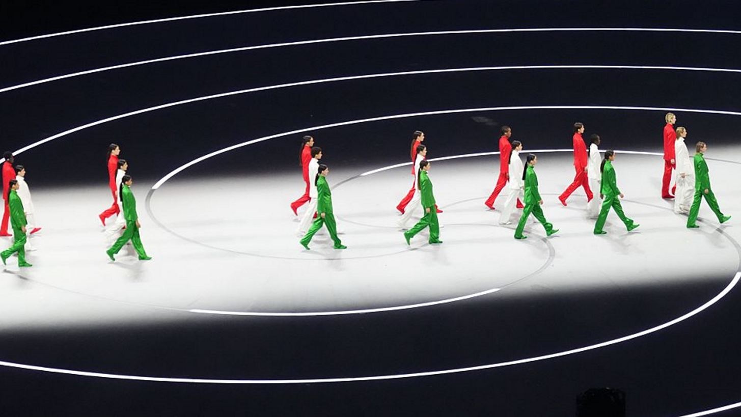 O φόρος τιμής στον Giorgio Armani στην τελετή έναρξης των Χειμερινών Ολυμπιακών Αγώνων του 2026