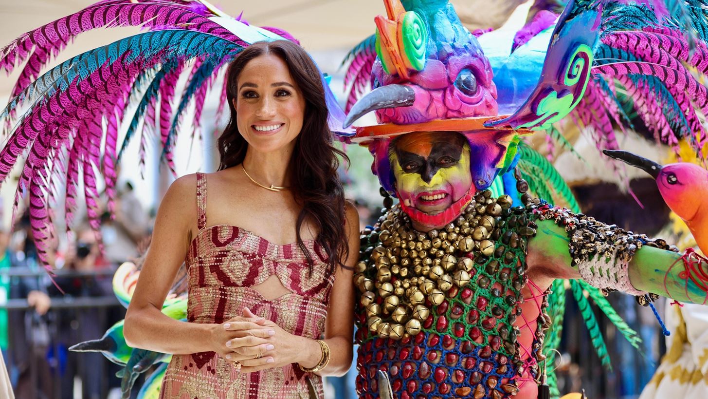 &#x3A4;&#x3B1; &#x3C9;&#x3C1;&#x3B1;&#x3B9;&#x3CC;&#x3C4;&#x3B5;&#x3C1;&#x3B1; looks &#x3C4;&#x3B7;&#x3C2; Meghan Markle &#x3B1;&#x3C0;&#x3CC; &#x3C4;&#x3BF; &#x3C4;&#x3B1;&#x3BE;&#x3AF;&#x3B4;&#x3B9; &#x3C3;&#x3C4;&#x3B7;&#x3BD; &#x39A;&#x3BF;&#x3BB;&#x3BF;&#x3BC;&#x3B2;&#x3AF;&#x3B1;