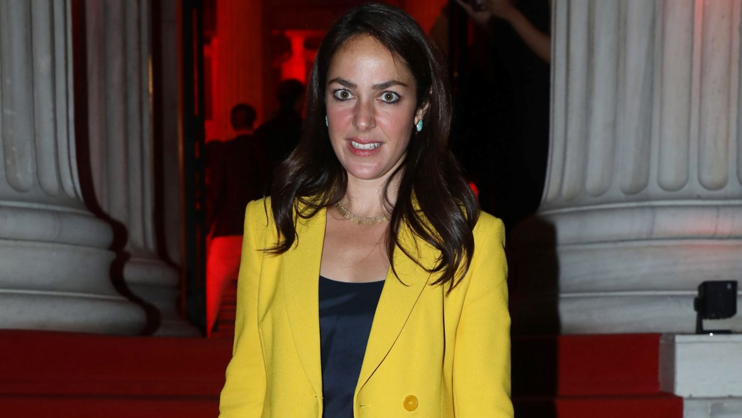 Πώς θα φορέσεις το χρωματιστό κοστούμι σε βραδινή έξοδο; Η εμφάνιση της Δόμνας Μιχαηλίδου που θα σε εμπνεύσει