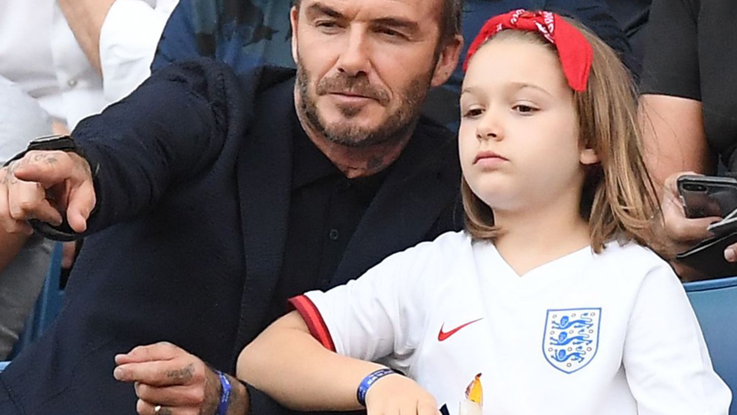 Harper- David Beckham | &#x3A4;&#x3BF; &#x3B2;&#x3AF;&#x3BD;&#x3C4;&#x3B5;&#x3BF; &#x3BC;&#x3C0;&#x3B1;&#x3BC;&#x3C0;&#x3AC;-&#x3BA;&#x3CC;&#x3C1;&#x3B7;&#x3C2; &#x3B1;&#x3C0;&#x3CC; &#x3C4;&#x3BF; &#x3B3;&#x3AE;&#x3C0;&#x3B5;&#x3B4;&#x3BF; &#x3C0;&#x3BF;&#x3C5; &#x3B4;&#x3B5;&#x3AF;&#x3C7;&#x3BD;&#x3B5;&#x3B9; &#x3C0;&#x3CC;&#x3C3;&#x3BF; &#x3C0;&#x3BF;&#x3BB;&#x3CD; &#x3BC;&#x3BF;&#x3B9;&#x3AC;&#x3B6;&#x3BF;&#x3C5;&#x3BD;