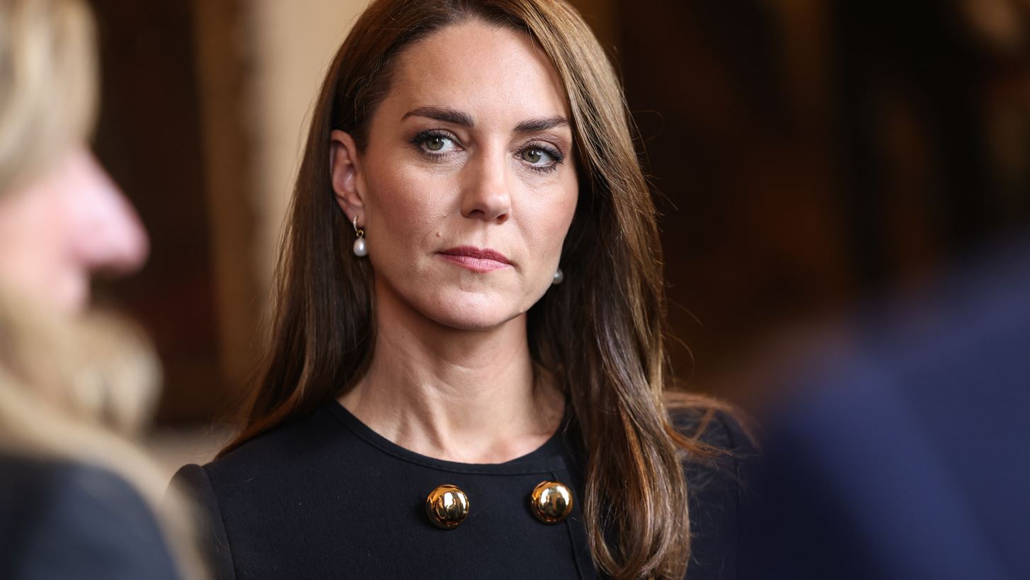 &#x397; Kate Middleton &#x3C6;&#x3CC;&#x3C1;&#x3B5;&#x3C3;&#x3B5; &#x3BC;&#x3B5; &#x3C3;&#x3C4;&#x3B9;&#x3BB; &#x3C3;&#x3BA;&#x3BF;&#x3C5;&#x3BB;&#x3B1;&#x3C1;&#x3AF;&#x3BA;&#x3B9;&#x3B1; Accessorize &#x3C0;&#x3BF;&#x3C5; &#x3BA;&#x3BF;&#x3C3;&#x3C4;&#x3AF;&#x3B6;&#x3BF;&#x3C5;&#x3BD; &#x3BC;&#x3CC;&#x3BB;&#x3B9;&#x3C2; 1,70 &#x3B5;&#x3C5;&#x3C1;&#x3CE;
