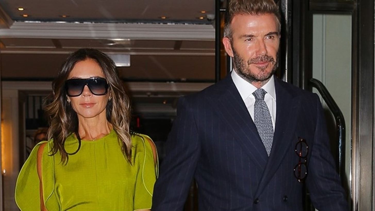 Victoria Beckham | To &#x3C4;&#x3C1;&#x3C5;&#x3C6;&#x3B5;&#x3C1;&#x3CC; &#x3B2;&#x3AF;&#x3BD;&#x3C4;&#x3B5;&#x3BF; &#x3BC;&#x3B5; &#x3C4;&#x3BF;&#x3BD; David Beckham &#x3BD;&#x3B1; &#x3C4;&#x3C1;&#x3B1;&#x3B3;&#x3BF;&#x3C5;&#x3B4;&#x3AC;&#x3B5;&#x3B9; &#x3C3;&#x3C4;&#x3B7;&#x3BD; &#x3B1;&#x3B3;&#x3BA;&#x3B1;&#x3BB;&#x3B9;&#x3AC; &#x3C4;&#x3B7;&#x3C2; &#x3BA;&#x3CC;&#x3C1;&#x3B7;&#x3C2; &#x3C4;&#x3BF;&#x3C5;&#x3C2;, Harper