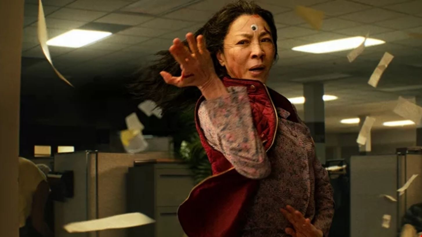 &#x39C;&#x3AE;&#x3C0;&#x3C9;&#x3C2; &#x3B7; &#x39C;ichelle Yeoh, &#x3C3;&#x3C4;&#x3B1;&#x3C1; &#x3C4;&#x3BF;&#x3C5; &quot;&#x3A4;&#x3B1; &#x3A0;&#x3AC;&#x3BD;&#x3C4;&#x3B1; &#x38C;&#x3BB;&#x3B1;&quot;, &#x3C0;&#x3B1;&#x3C1;&#x3B1;&#x3B2;&#x3AF;&#x3B1;&#x3C3;&#x3B5; &#x3C4;&#x3BF;&#x3C5;&#x3C2; &#x3BA;&#x3B1;&#x3BD;&#x3CC;&#x3BD;&#x3B5;&#x3C2; &#x3C4;&#x3C9;&#x3BD; &#x38C;&#x3C3;&#x3BA;&#x3B1;&#x3C1;;