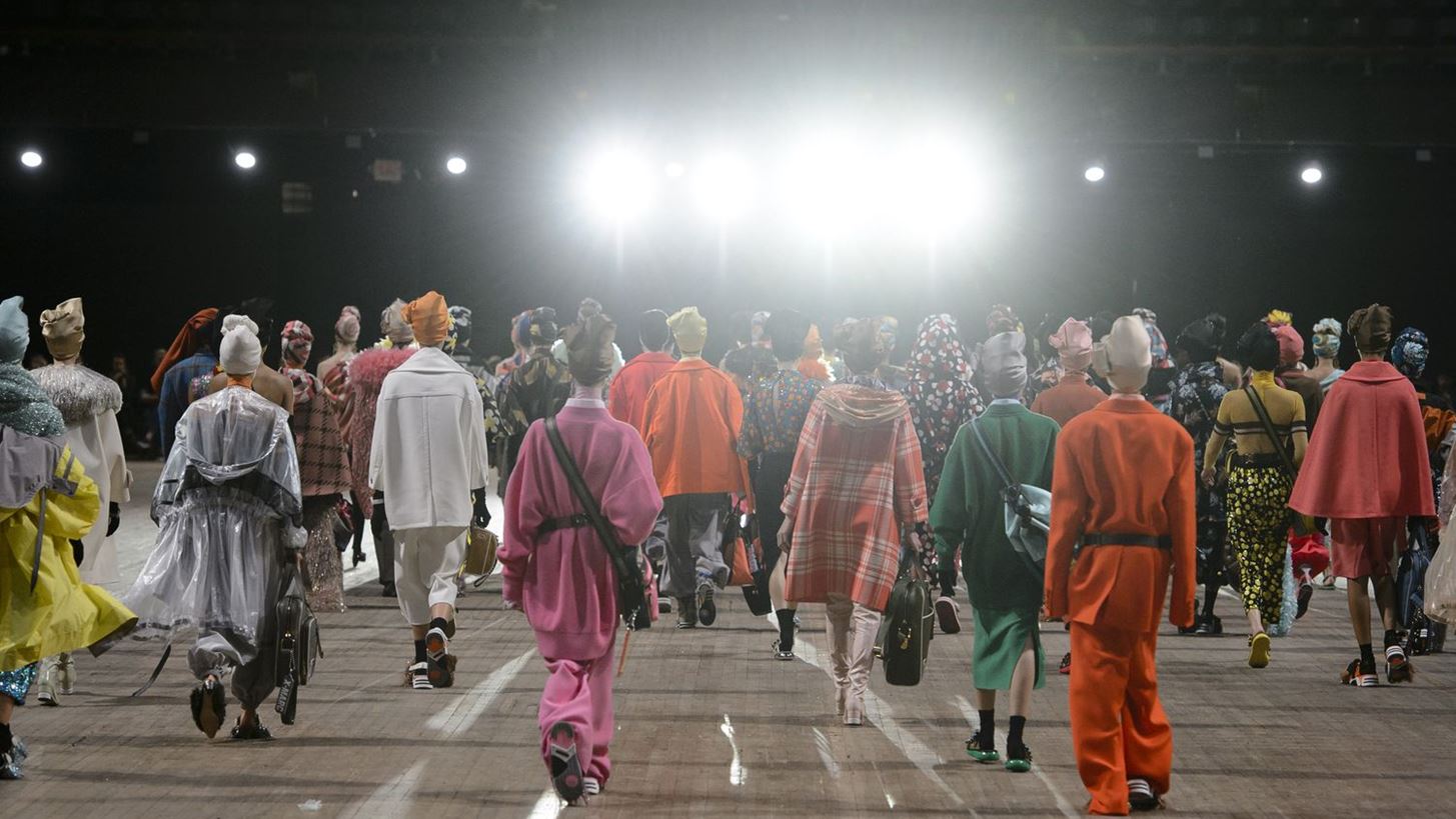 Marc Jacobs- Michael Kors S/S &#x27;18: &#x3A7;&#x3C1;&#x3CE;&#x3BC;&#x3B1;, &#x3AD;&#x3BC;&#x3C0;&#x3BD;&#x3B5;&#x3C5;&#x3C3;&#x3B7; &#x3BA;&#x3B1;&#x3B9; &#x3B1;&#x3BD;&#x3AC;&#x3BB;&#x3B1;&#x3C6;&#x3C1;&#x3B7; &#x3B4;&#x3B9;&#x3AC;&#x3B8;&#x3B5;&#x3C3;&#x3B7;