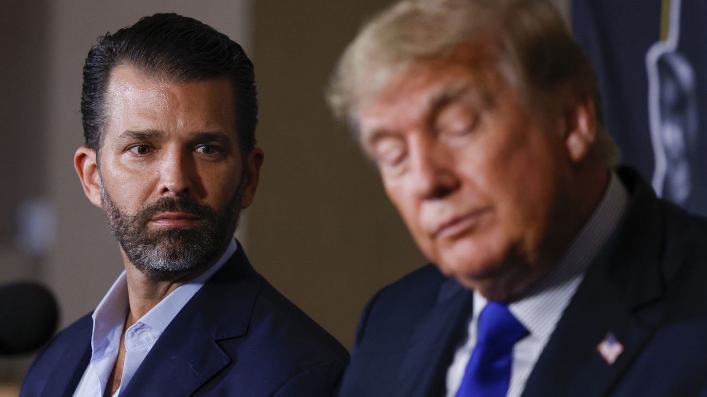 Η αμήχανη στιγμή του Donald Trump Jr | Στο ίδιο πάρτι με την νυν και την πρώην σύντροφό του