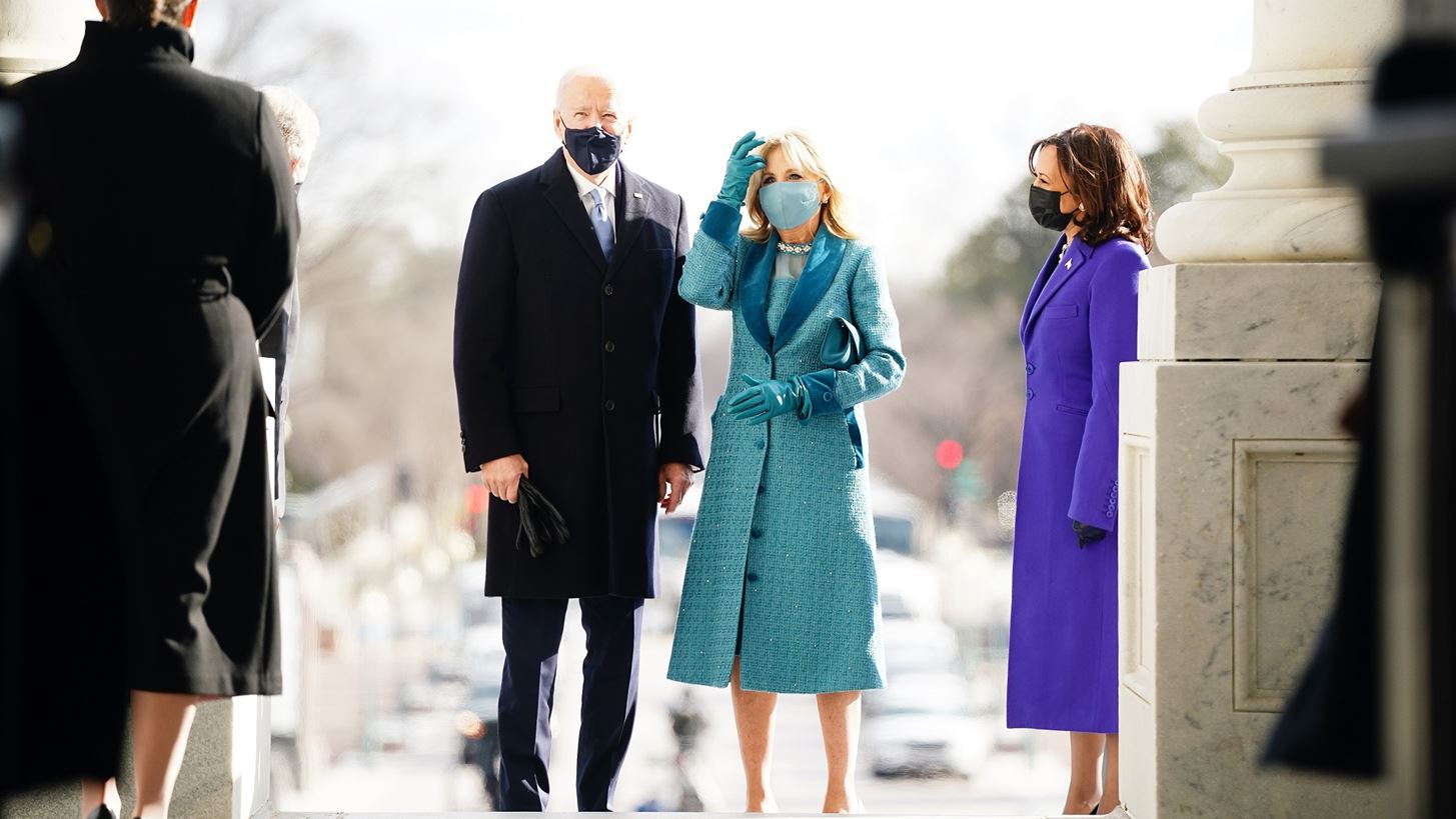 Jill Biden | &#x391;&#x3C5;&#x3C4;&#x3CC; &#x3B5;&#x3AF;&#x3BD;&#x3B1;&#x3B9; &#x3C4;&#x3BF; look &#x3C0;&#x3BF;&#x3C5; &#x3B5;&#x3C0;&#x3AD;&#x3BB;&#x3B5;&#x3BE;&#x3B5; &#x3B3;&#x3B9;&#x3B1; &#x3C4;&#x3B7;&#x3BD; &#x3BF;&#x3C1;&#x3BA;&#x3C9;&#x3BC;&#x3BF;&#x3C3;&#x3AF;&#x3B1;