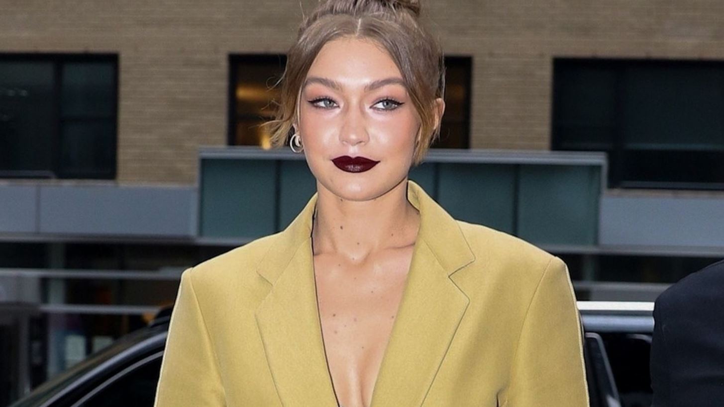 &#x397; Gigi Hadid &#x3B3;&#x3B9;&#x3CC;&#x3C1;&#x3C4;&#x3B1;&#x3C3;&#x3B5; &#x3C4;&#x3B1; &#x3B3;&#x3B5;&#x3BD;&#x3AD;&#x3B8;&#x3BB;&#x3B9;&#x3AC; &#x3C4;&#x3B7;&#x3C2; &#x3BC;&#x3B5; &#x3AD;&#x3BD;&#x3B1; denim party &#x3BA;&#x3B1;&#x3C4;&#x3B5;&#x3C5;&#x3B8;&#x3B5;&#x3AF;&#x3B1;&#x3BD; &#x3B1;&#x3C0;&#x3CC; &#x3C4;&#x3B1; 00s