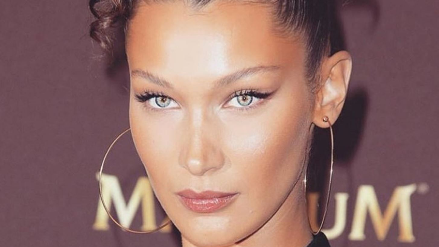 Bella Hadid | &#x397; (&#x3B1;&#x3C1;&#x3BA;&#x3B5;&#x3C4;&#x3AC;) &#x3B1;&#x3C0;&#x3BF;&#x3BA;&#x3B1;&#x3BB;&#x3C5;&#x3C0;&#x3C4;&#x3B9;&#x3BA;&#x3AE; &#x3C0;&#x3CC;&#x3B6;&#x3B1; &#x3C4;&#x3B7;&#x3C2; &#x3C3;&#x3C4;&#x3BF; &#x3B7;&#x3BB;&#x3B9;&#x3BF;&#x3B2;&#x3B1;&#x3C3;&#x3AF;&#x3BB;&#x3B5;&#x3BC;&#x3B1;