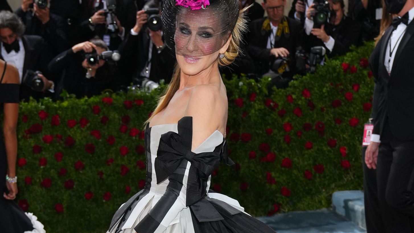 Sarah Jessica Parker | &#x397; &#x3B5;&#x3C0;&#x3B9;&#x3C3;&#x3C4;&#x3C1;&#x3BF;&#x3C6;&#x3AE; &#x3C4;&#x3B7;&#x3C2; &#x3C3;&#x3C4;&#x3BF; Met Gala &#x3BC;&#x3B5; &#x3C4;&#x3BF; &#x3C0;&#x3B9;&#x3BF; &#x3BE;&#x3B5;&#x3C7;&#x3C9;&#x3C1;&#x3B9;&#x3C3;&#x3C4;&#x3CC; headpiece