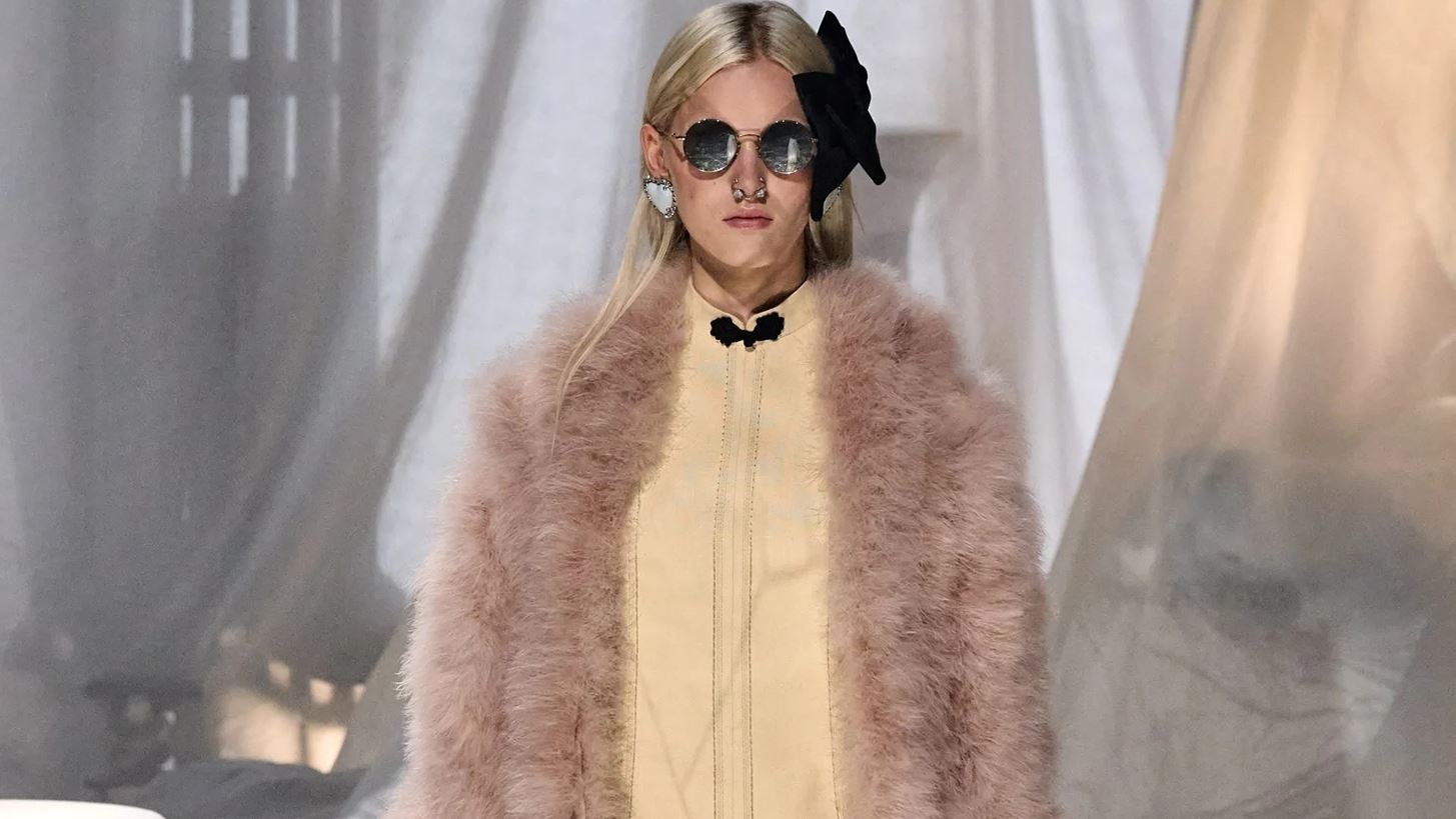 Valentino S/S &#x27;25 | O Alessandro Michele &#x3B1;&#x3BD;&#x3B1;&#x3B2;&#x3AF;&#x3C9;&#x3C3;&#x3B5; &#x3BC;&#x3B9;&#x3B1; &#x3B1;&#x3C0;&#x3CC; &#x3C4;&#x3B9;&#x3C2; &#x3C0;&#x3B9;&#x3BF; &#x3B4;&#x3B9;&#x3B1;&#x3C7;&#x3C1;&#x3BF;&#x3BD;&#x3B9;&#x3BA;&#x3AD;&#x3C2; &#x3C4;&#x3AC;&#x3C3;&#x3B5;&#x3B9;&#x3C2; &#x3C3;&#x3C4;&#x3B7;&#x3BD; &#x3BF;&#x3BC;&#x3BF;&#x3C1;&#x3C6;&#x3B9;&#x3AC;