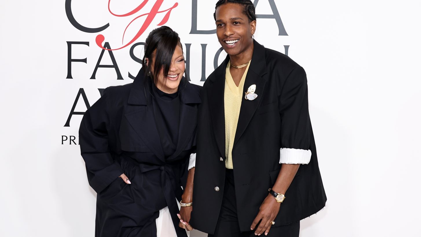 Rihanna | &#x3A0;&#x3C1;&#x3CE;&#x3C4;&#x3B7; &#x3B5;&#x3BC;&#x3C6;&#x3AC;&#x3BD;&#x3B9;&#x3C3;&#x3B7; &#x3C3;&#x3C4;&#x3BF; &#x3BA;&#x3CC;&#x3BA;&#x3BA;&#x3B9;&#x3BD;&#x3BF; &#x3C7;&#x3B1;&#x3BB;&#x3AF; &#x3BC;&#x3B5;&#x3C4;&#x3AC; &#x3C4;&#x3B7; &#x3B3;&#x3AD;&#x3BD;&#x3BD;&#x3B7;&#x3C3;&#x3B7; &#x3C4;&#x3B7;&#x3C2; &#x3BA;&#x3CC;&#x3C1;&#x3B7;&#x3C2; &#x3C4;&#x3B7;&#x3C2;