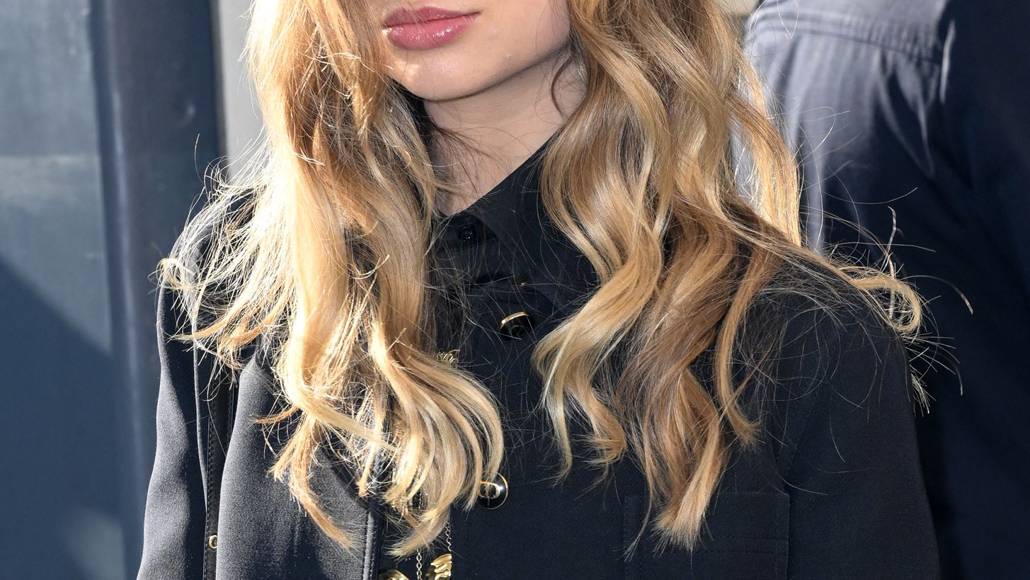 &#x3A4;&#x3BF; look &#x3C4;&#x3B7;&#x3C2; Lady Amelia Windsor &#x3BC;&#x3B5; &#x3BA;&#x3BF;&#x3BC;&#x3BC;&#x3AC;&#x3C4;&#x3B9;&#x3B1; &#x3C4;&#x3B7;&#x3C2; Dior Cruise 2022