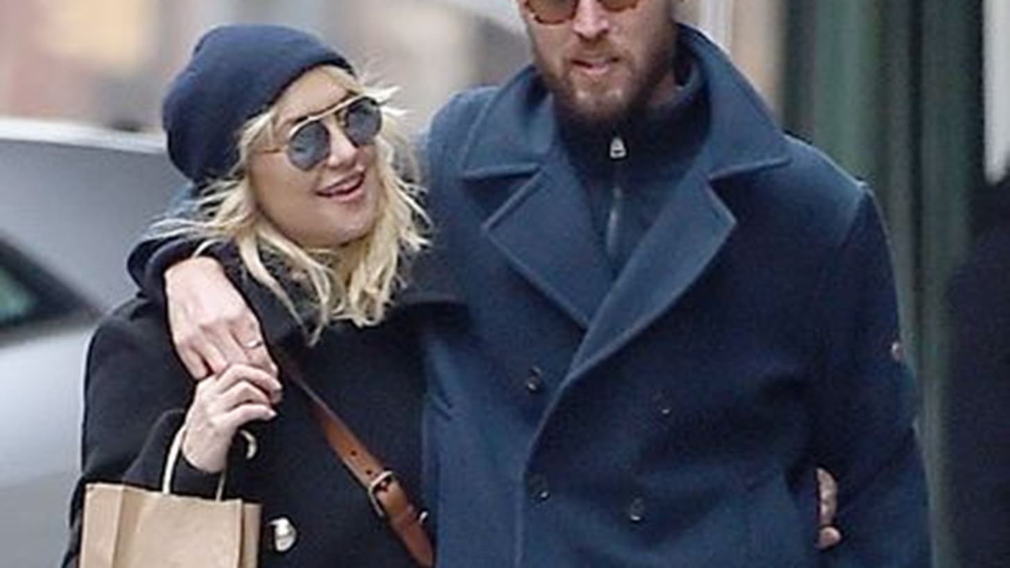 Kate Hudson- Katie Holmes: &#x3A0;&#x3BF;&#x3CD; &#x3C4;&#x3B9;&#x3C2; &#x3B5;&#x3BD;&#x3C4;&#x3CC;&#x3C0;&#x3B9;&#x3C3;&#x3B5; &#x3BF; &#x3C6;&#x3C9;&#x3C4;&#x3BF;&#x3B3;&#x3C1;&#x3B1;&#x3C6;&#x3B9;&#x3BA;&#x3CC;&#x3C2; &#x3C6;&#x3B1;&#x3BA;&#x3CC;&#x3C2;;