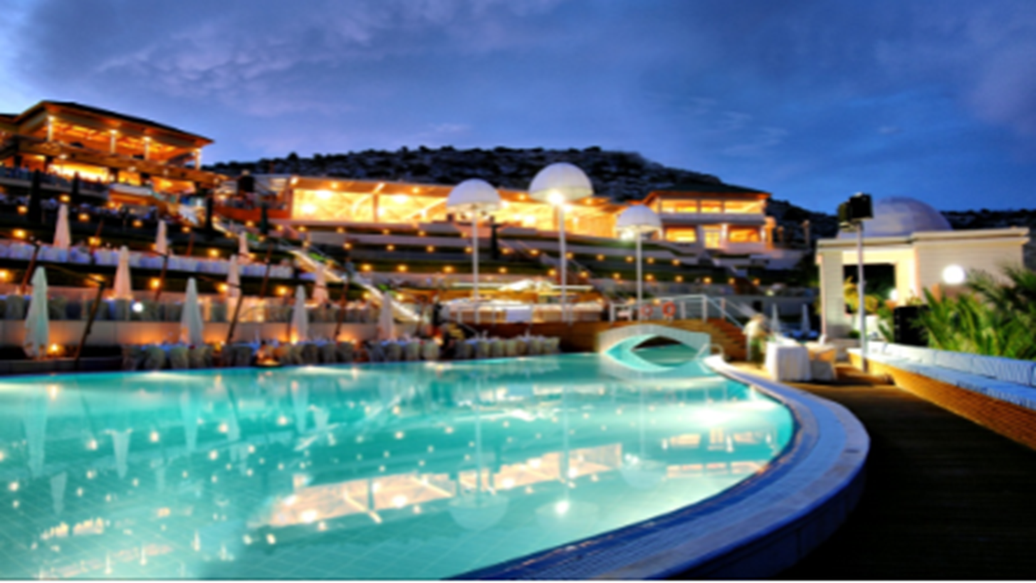 Ribas Riviera: &#x388;&#x3BD;&#x3B1;&#x3C2; top &#x3BA;&#x3B1;&#x3BB;&#x3BF;&#x3BA;&#x3B1;&#x3B9;&#x3C1;&#x3B9;&#x3BD;&#x3CC;&#x3C2; &#x3C0;&#x3BF;&#x3BB;&#x3C5;&#x3C7;&#x3CE;&#x3C1;&#x3BF;&#x3C2; &#x3BC;&#x3B5; &#x3B8;&#x3AD;&#x3B1; &#x3C3;&#x3C4;&#x3BF; &#x3A3;&#x3B1;&#x3C1;&#x3C9;&#x3BD;&#x3B9;&#x3BA;&#x3CC;