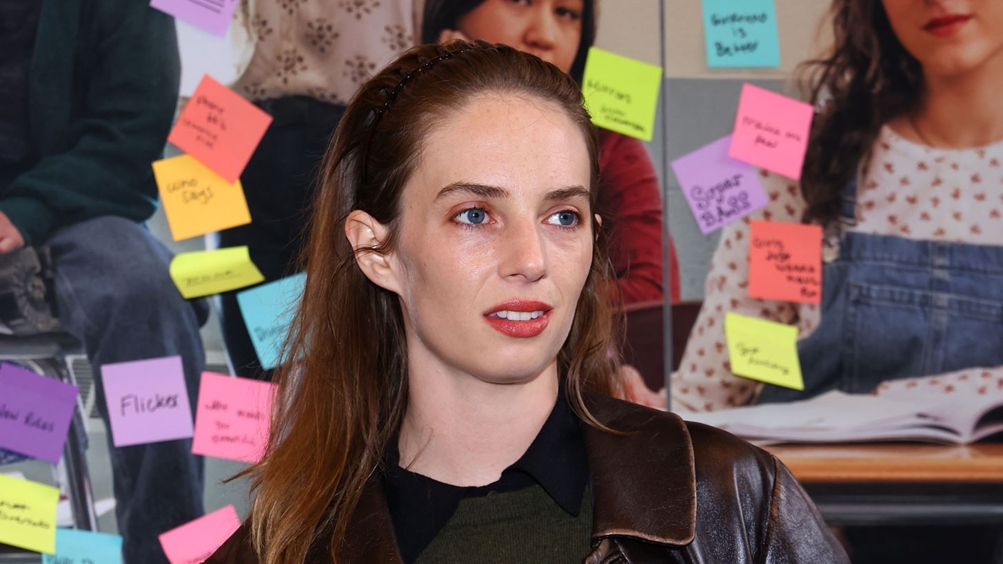 Maya Hawke &amp; Christian Hutson | &#x388;&#x3BA;&#x3B1;&#x3BD;&#x3B1;&#x3BD; &#x3C4;&#x3BF; &#x3BD;&#x3C4;&#x3B5;&#x3BC;&#x3C0;&#x3BF;&#x3CD;&#x3C4;&#x3BF; &#x3C4;&#x3BF;&#x3C5;&#x3C2; &#x3C3;&#x3C4;&#x3BF; &#x3BA;&#x3CC;&#x3BA;&#x3BA;&#x3B9;&#x3BD;&#x3BF; &#x3C7;&#x3B1;&#x3BB;&#x3AF;