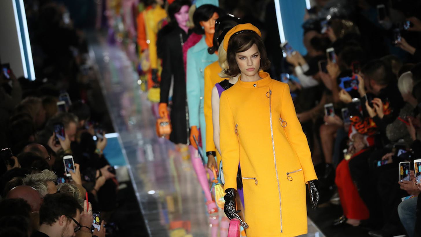 Moschino: &#x3A4;&#x3B1; &#x3C0;&#x3B9;&#x3BF; &#x3B5;&#x3BA;&#x3BA;&#x3B5;&#x3BD;&#x3C4;&#x3C1;&#x3B9;&#x3BA;&#x3AC; looks &#x3C0;&#x3BF;&#x3C5; &#x3B4;&#x3B7;&#x3BC;&#x3B9;&#x3BF;&#x3CD;&#x3C1;&#x3B3;&#x3B7;&#x3C3;&#x3B5; &#x3BF; Jeremy Scott &#x3B3;&#x3B9;&#x3B1; &#x3C4;&#x3BF;&#x3BD; &#x3BF;&#x3AF;&#x3BA;&#x3BF;