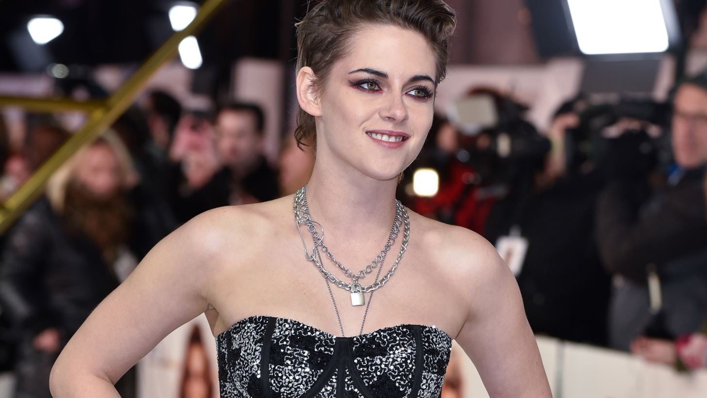 &#x397; Kristen Stewart &#x3C6;&#x3CC;&#x3C1;&#x3B5;&#x3C3;&#x3B5; sneakers &#x3C3;&#x3C4;&#x3BF; &#x3BA;&#x3CC;&#x3BA;&#x3BA;&#x3B9;&#x3BD;&#x3BF; &#x3C7;&#x3B1;&#x3BB;&#x3AF;