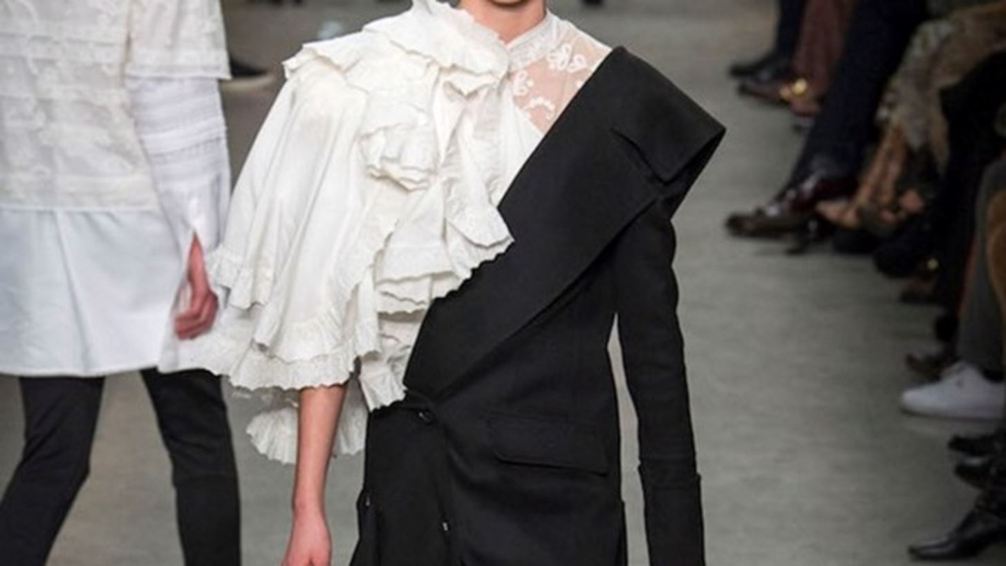 O &#x3BF;&#x3AF;&#x3BA;&#x3BF;&#x3C2; Burberry &#x3C0;&#x3C1;&#x3BF;&#x3C3;&#x3BB;&#x3B1;&#x3BC;&#x3B2;&#x3AC;&#x3BD;&#x3B5;&#x3B9; &#x3BD;&#x3AD;&#x3B1; &#x3C3;&#x3C7;&#x3B5;&#x3B4;&#x3B9;&#x3AC;&#x3C3;&#x3C4;&#x3C1;&#x3B9;&#x3B1; &#x3B1;&#x3C0;&#x3CC; &#x3C4;&#x3BF;&#x3BD; Dior