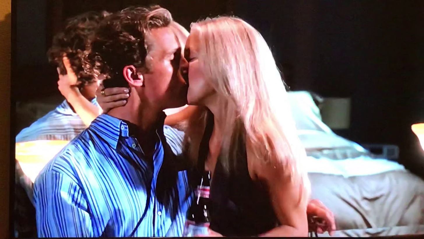 Kate Hudson &#x3BA;&#x3B1;&#x3B9; Gwyneth Paltrow &#x3B1;&#x3C0;&#x3BF;&#x3BA;&#x3B1;&#x3BB;&#x3CD;&#x3C0;&#x3C4;&#x3BF;&#x3C5;&#x3BD; &#x3C4;&#x3B1; &#x3C7;&#x3B5;&#x3B9;&#x3C1;&#x3CC;&#x3C4;&#x3B5;&#x3C1;&#x3B1; &#x3C6;&#x3B9;&#x3BB;&#x3B9;&#x3AC; &#x3C4;&#x3BF;&#x3C5;&#x3C2; &#x3C3;&#x3C4;&#x3B7;&#x3BD; &#x3BF;&#x3B8;&#x3CC;&#x3BD;&#x3B7;