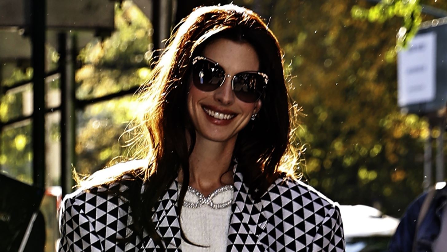 Anne Hathaway | &#x397; &#x3C3;&#x3C0;&#x3AC;&#x3BD;&#x3B9;&#x3B1; &#x3B5;&#x3BC;&#x3C6;&#x3AC;&#x3BD;&#x3B9;&#x3C3;&#x3AE; &#x3C4;&#x3B7;&#x3C2; &#x3BC;&#x3B5; &#x3C4;&#x3BF;&#x3BD; &#x3C3;&#x3CD;&#x3B6;&#x3C5;&#x3B3;&#x3CC; &#x3C4;&#x3B7;&#x3C2;, Adam Shulman, &#x3C3;&#x3C4;&#x3BF; &#x3BA;&#x3CC;&#x3BA;&#x3BA;&#x3B9;&#x3BD;&#x3BF; &#x3C7;&#x3B1;&#x3BB;&#x3AF;