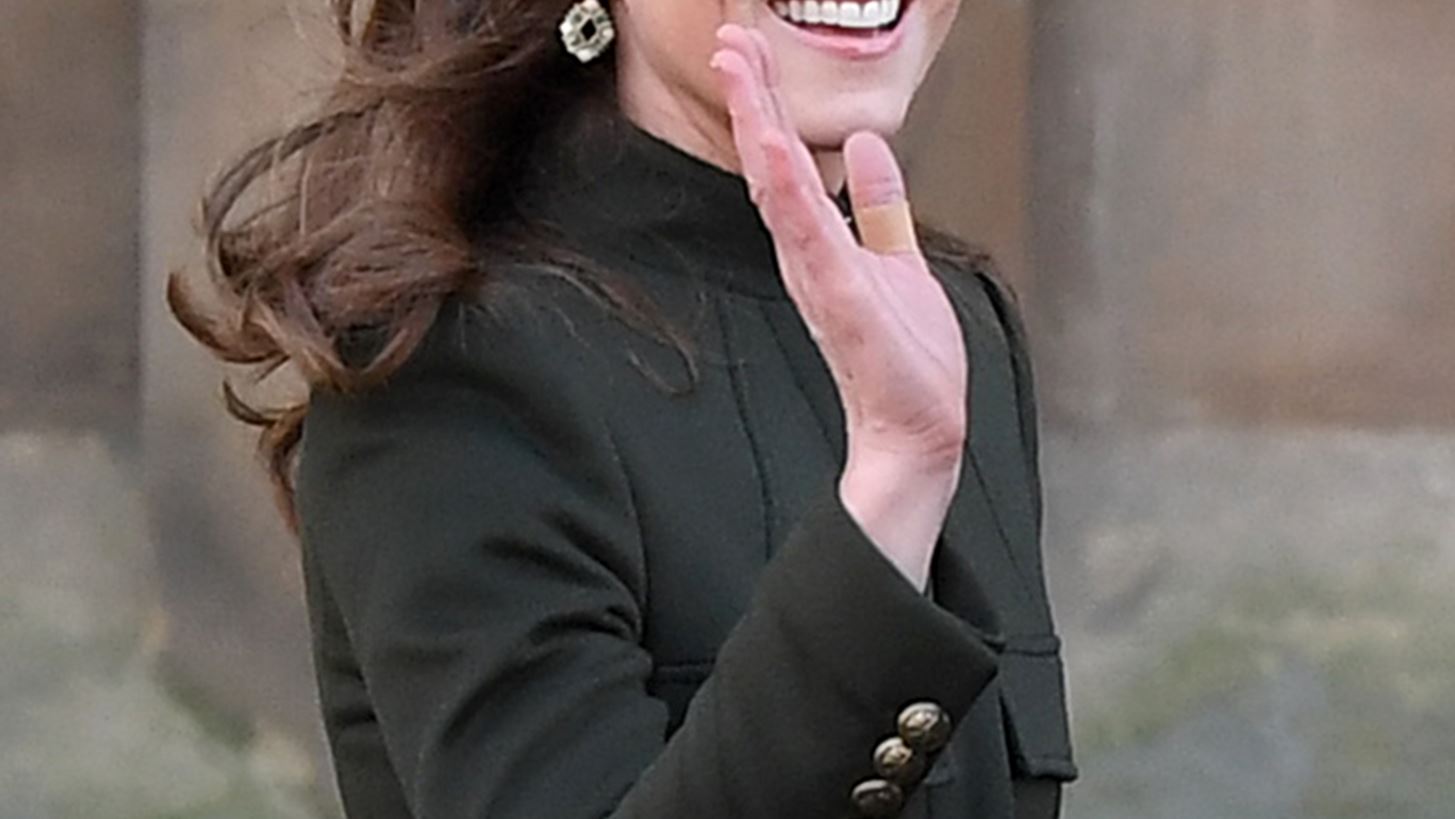 Kate Middleton | &#x3A6;&#x3CC;&#x3C1;&#x3B5;&#x3C3;&#x3B5; &#x3C4;&#x3BF; &#x3BF;&#x3B9;&#x3BA;&#x3BF;&#x3BD;&#x3BF;&#x3BC;&#x3B9;&#x3BA;&#x3CC; Zara jumper &#x3C0;&#x3BF;&#x3C5; &#x3B5;&#x3AF;&#x3BD;&#x3B1;&#x3B9; &#x3B9;&#x3B4;&#x3B1;&#x3BD;&#x3B9;&#x3BA;&#x3CC; &#x3B3;&#x3B9;&#x3B1; &#x3C4;&#x3B7;&#x3BD; &#x3AC;&#x3BD;&#x3BF;&#x3B9;&#x3BE;&#x3B7;