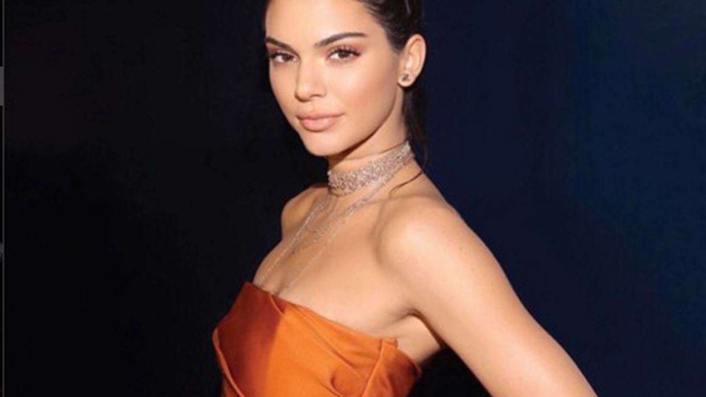 Kendall Jenner: &#x3A0;&#x3BF;&#x3B6;&#x3AC;&#x3C1;&#x3B5;&#x3B9; &#x3C7;&#x3C9;&#x3C1;&#x3AF;&#x3C2; &#x3C3;&#x3BF;&#x3C5;&#x3C4;&#x3B9;&#x3AD;&#x3BD; &#x3B3;&#x3B9;&#x3B1; &#x3C6;&#x3C9;&#x3C4;&#x3BF;&#x3B3;&#x3C1;&#x3B1;&#x3C6;&#x3AF;&#x3B1; &#x3C3;&#x3C4;&#x3BF; instagram