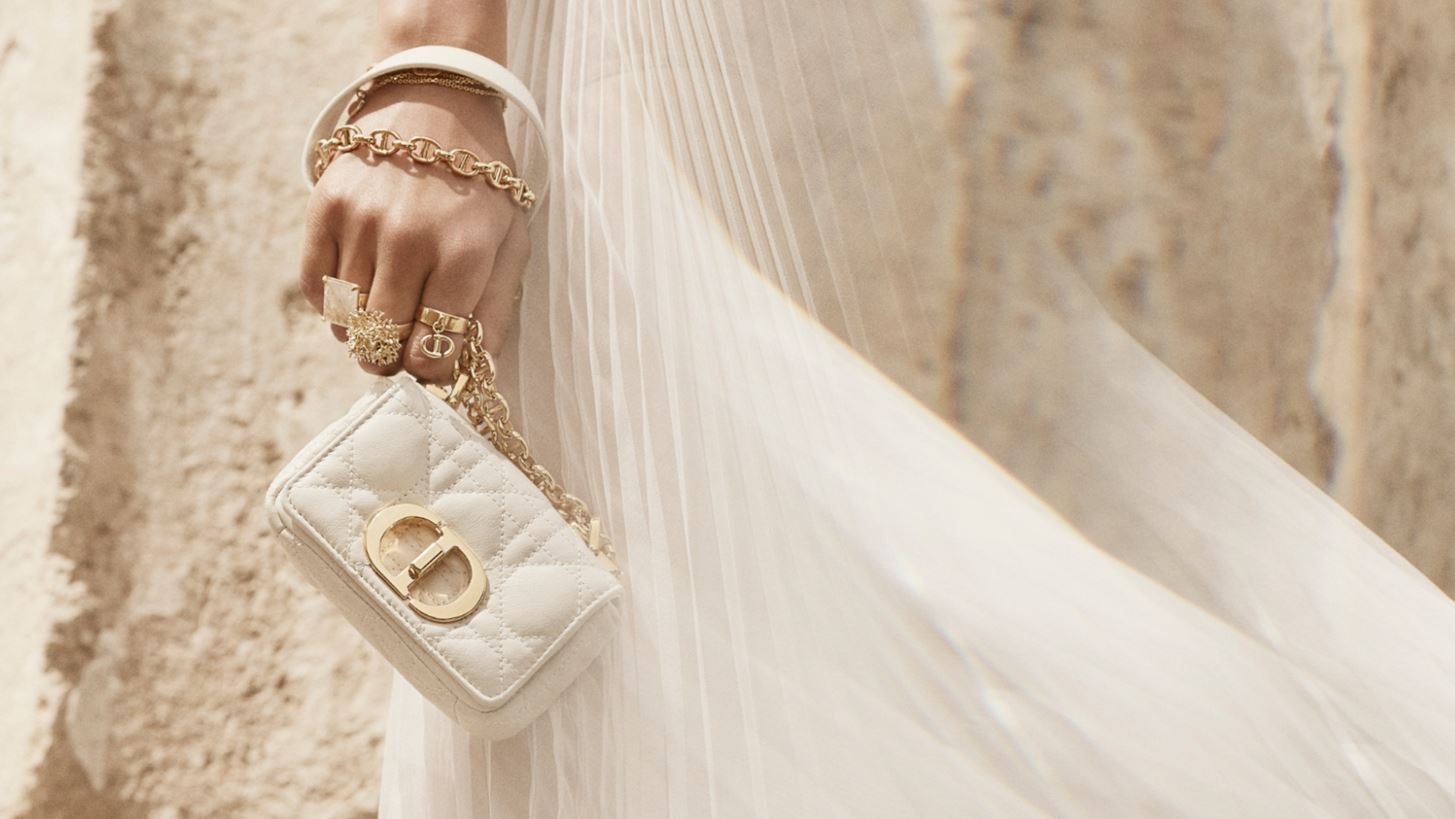 Dior | Η χριστουγεννιάτικη καμπάνια του γαλλικού οίκου με φόντο τη Νεμέα θα σε βάλει εορταστικό mood