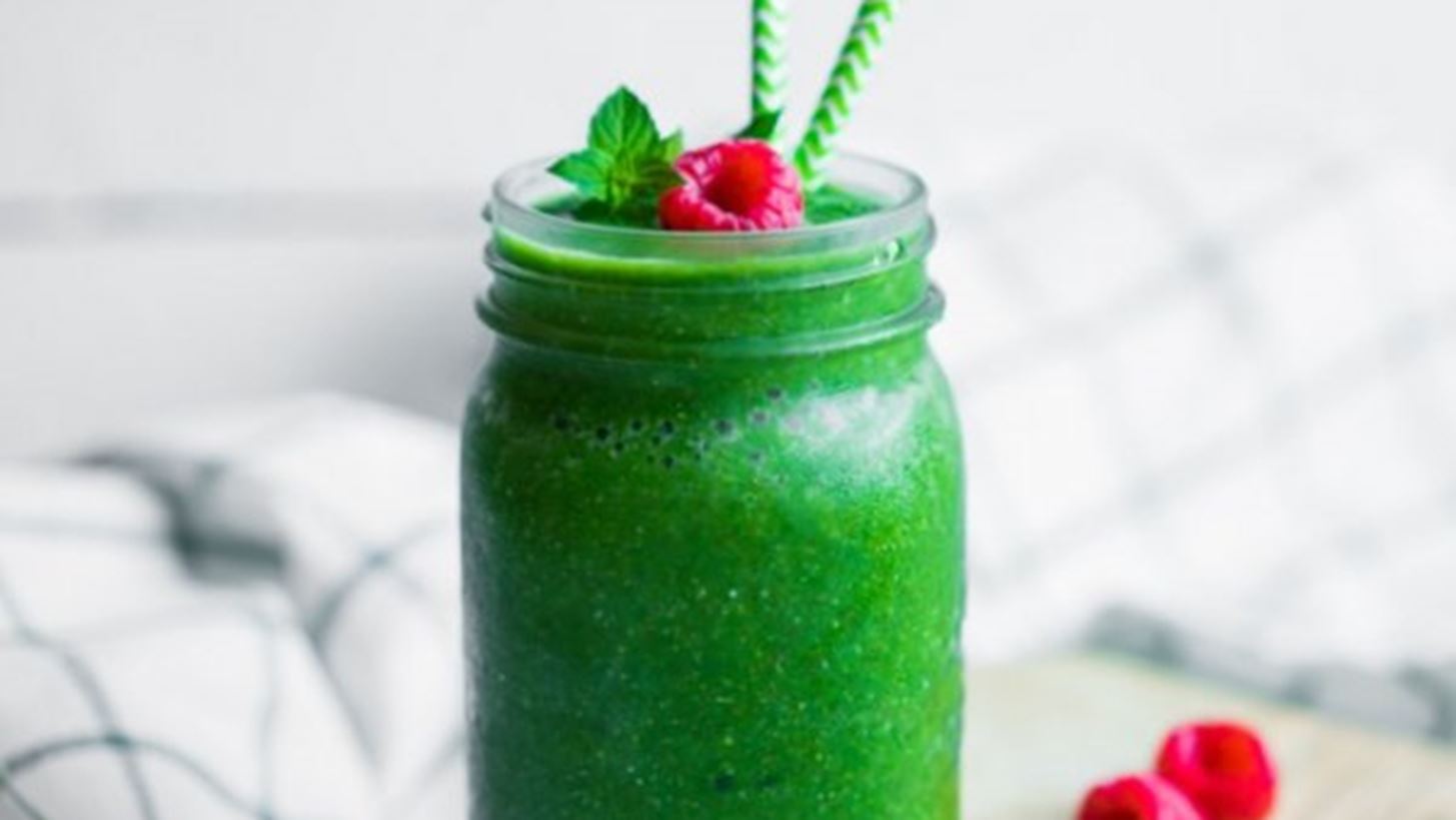 2 πράσινα smoothies αποτοξίνωσης που δρουν χωνευτικά και διώχνουν τις τοξίνες (με λαχανικά!)