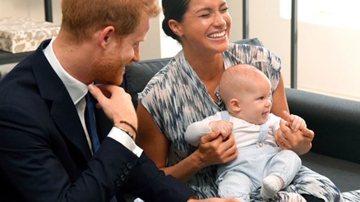 Meghan &#x3BA;&#x3B1;&#x3B9; Harry &#x3BC;&#x3BF;&#x3B9;&#x3C1;&#x3AC;&#x3C3;&#x3C4;&#x3B7;&#x3BA;&#x3B1;&#x3BD; &#x3C4;&#x3BF; &#x3C0;&#x3B9;&#x3BF; &#x3C4;&#x3C1;&#x3C5;&#x3C6;&#x3B5;&#x3C1;&#x3CC; &#x3B2;&#x3AF;&#x3BD;&#x3C4;&#x3B5;&#x3BF; &#x3B3;&#x3B9;&#x3B1; &#x3C4;&#x3B1; &#x3B3;&#x3B5;&#x3BD;&#x3AD;&#x3B8;&#x3BB;&#x3B9;&#x3B1; &#x3C4;&#x3BF;&#x3C5; Archie