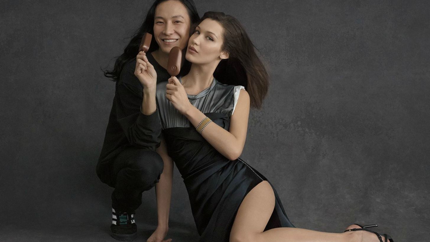 &#x39F; Alexander Wang &#x3BA;&#x3B1;&#x3B9; &#x3B7; Bella Hadid &#x3C0;&#x3C1;&#x3C9;&#x3C4;&#x3B1;&#x3B3;&#x3C9;&#x3BD;&#x3B9;&#x3C3;&#x3C4;&#x3BF;&#x3CD;&#x3BD; &#x3C3;&#x3C4;&#x3B7;&#x3BD; &#x3C0;&#x3B9;&#x3BF; &#x3B1;&#x3C0;&#x3BF;&#x3BB;&#x3B1;&#x3C5;&#x3C3;&#x3C4;&#x3B9;&#x3BA;&#x3AE; &#x3BA;&#x3B1;&#x3BC;&#x3C0;&#x3AC;&#x3BD;&#x3B9;&#x3B1;